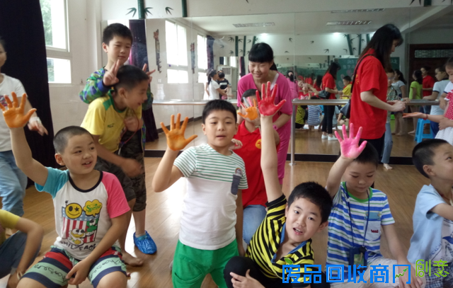 白纸涂鸦感恩成长 第二师范学院暑期实践特别欢乐