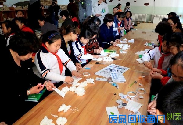 小学生制作环保小花寄哀思