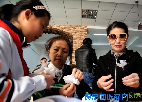 小学生制作环保小花寄哀思