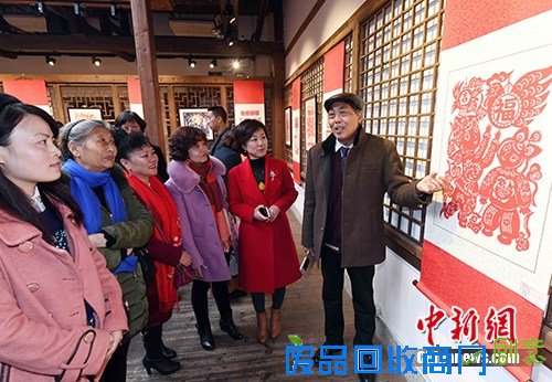 中国高级工艺美术大师，中国大众文化学会剪纸艺术委员会副主任徐阳向观众介绍参展作品。刘可耕 摄