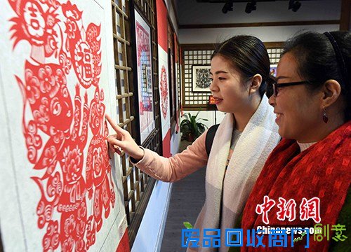 本次展览共展出了来自全国15个省市80位艺术家的100余件(套)剪纸艺术作品，吸引观众眼球。刘可耕 摄