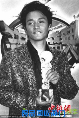 图为2000年6月16日,张国荣出席中央电视台举办的音乐盛典并获得“亚洲最杰出艺人”称号。从2000年到2001年,张国荣获得了华语乐坛的多项荣誉大奖。 图片来源:CFP视觉中国 点击进入下一页