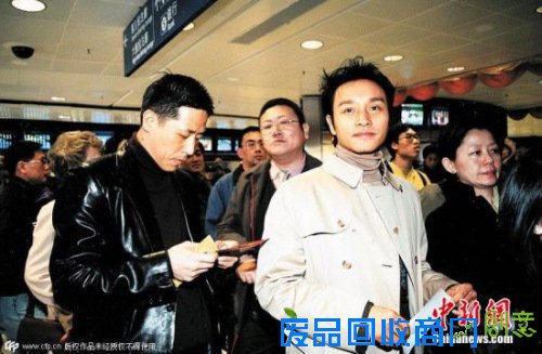 图为2001年1月27日,张国荣和男友唐鹤德出双入对。张国荣在2000年时,就大胆通过行动公开其同性恋取向,这也让他遭受了不小的舆论压力。 图片来源:CFP视觉中国 点击进入下一页