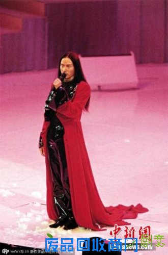 2000年8月14日,张国荣《热情》演唱会。张国荣多次在现场表演中打破性别限制,尝试各种时尚元素,称他为东方的David Bowie也毫不为过。 图片来源:CFP视觉中国 点击进入下一页