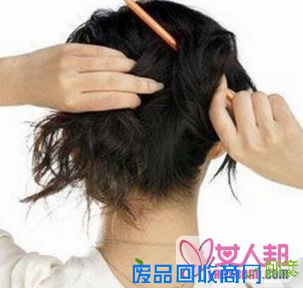 大神教你怎样用一支笔盘头发 最简单的装饰秀出美的新高度