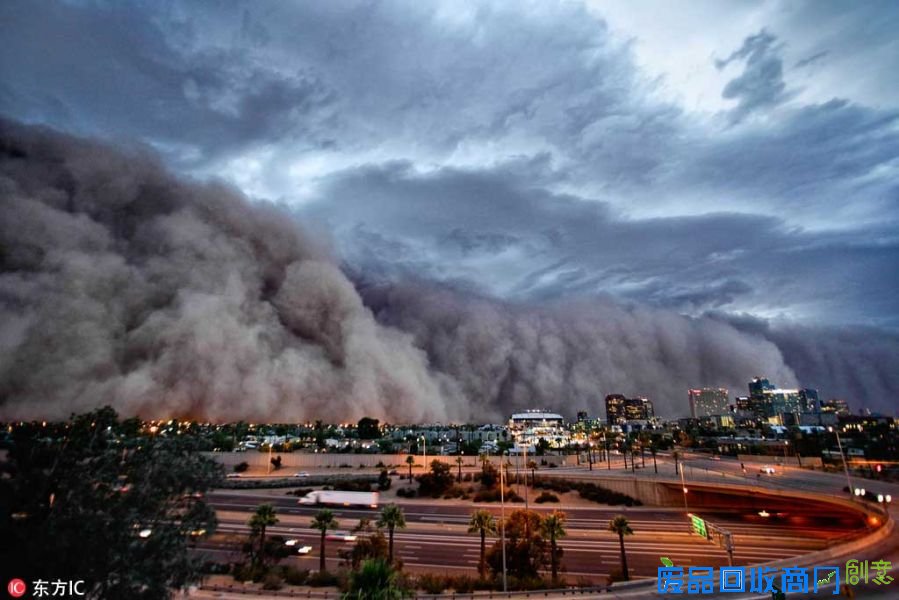 2017年2月14日报道（具体拍摄时间不详），美国亚利桑那州菲尼克斯摄影师Mike Olbinski是一名风暴追逐者，他各处旅拍极端天气，并在近期推出了自己的摄影集《风暴追逐者》（Storm Chaser），在他的镜头下，龙卷风气势汹涌如末日来临，闪电穿云破空犀利狰狞，亦有朝霞落日下的绝美风光，令人十分赞叹。来源：东方IC