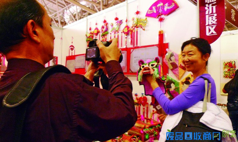 非遗博览会市民热情高 虎头帽勾儿时美好记忆/图