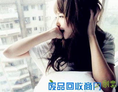 女生哭泣流泪的伤感图片_漫步在你的世界沉醉