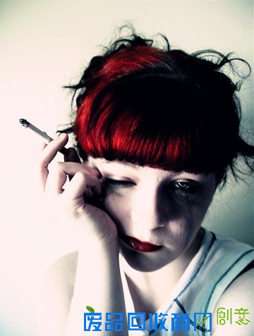 女生哭泣流泪的伤感图片_漫步在你的世界沉醉