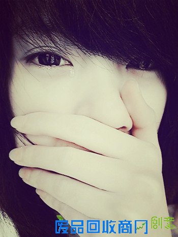 女生哭泣流泪的伤感图片_漫步在你的世界沉醉