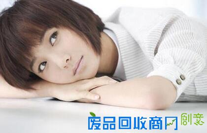 王珞丹在北京街头卖唱 唱了一首歌就跑路