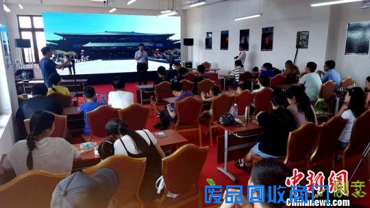 泥人张世家传人现场教学。　钟欣 摄