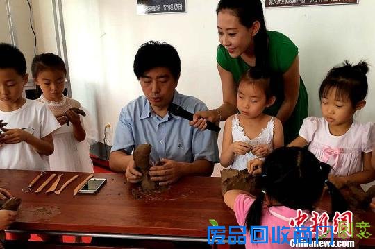 泥人张世家传人现场教学。　钟欣 摄