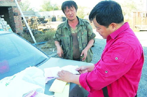 警察在查处非法“地条钢”加工地点和所有非法黑票据