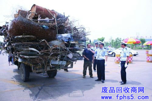 废品收购车辆堆积如山的废品