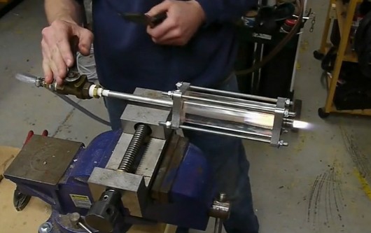 国外牛人DIY微型火箭推动器和气态氧混合动力火