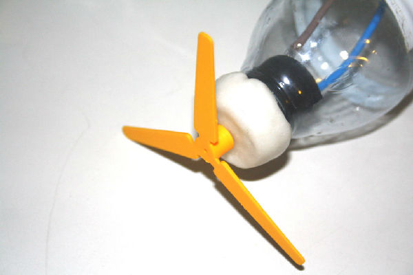 为矿泉水瓶安装螺旋桨