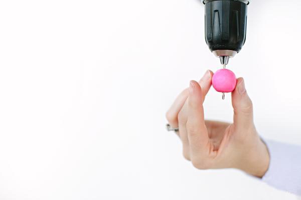 第三步：继续给圆球打孔，直到所有的圆球都打上孔