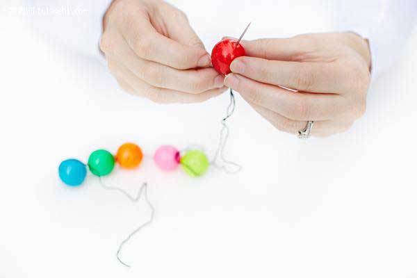 四步：用线将所有的彩色圆球都连接起来