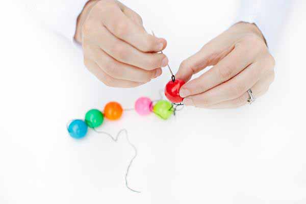 五步：最后绑一个结，将线的两端都连接起来