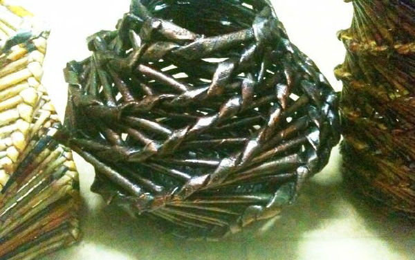 报纸花瓶编织 报纸花瓶编织