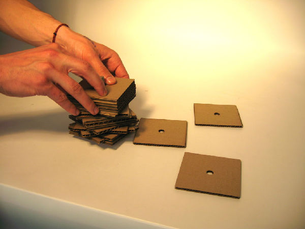 用螺丝杆串起来