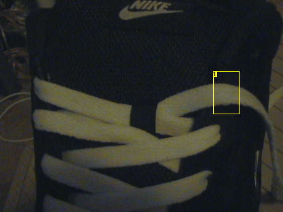 把鞋带通过这个孔留在这里