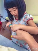 曹格女儿给爸爸涂甲油 光脚丫认真可爱(图)