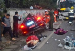 接亲 婚车里3人当场身亡