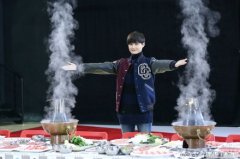 李宇春晒立冬吃火锅照 双手托腮模样可爱(图)