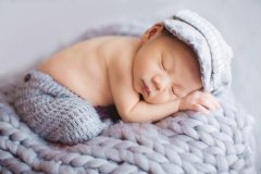 官恩娜晒儿子满月萌照 混血宝宝超可爱(图)