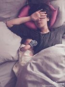 贾静雯和小女儿起床遭偷拍 捂脸害羞可爱(图)