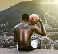 失意沃尔中国行登长城秀纹身 难掩伤感落寞(图)