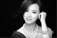 翁虹黑白写真优雅唯美 香肩侧露演绎知性美(图)