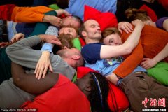 英国开办拥抱工作室消除隔膜治愈悲伤(图)