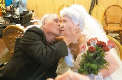 老夫妻结发逾40年重拍婚纱照 互许下辈子再当夫妻