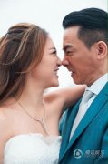 陈小春应采儿结婚5年 再拍婚纱照搞笑十足