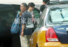 唐嫣出席活动与谢娜热聊 与雕塑亲吻调皮可爱（图）