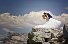 极限婚纱照！夫妻爬超千米悬崖拍唯美婚纱