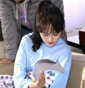 郑爽低头看剧本颜值获赞 衬衫马尾清新可爱(组图)