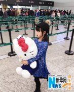 田亮携森碟现身 森碟抱玩具坐行李车俏皮可爱（图）