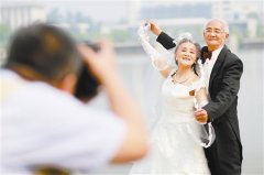 补拍婚纱照 致敬老教师：金婚之年再披婚纱(图)