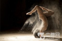 【美图】另类舞蹈高清摄影《尘与舞》 干净纯粹充满力量