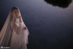 组图：林依晨唯美婚纱照曝光 秋水长天伊人独立
