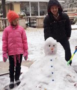 田亮晒森碟与爷爷堆雪人 身穿粉丝羽绒服模样乖巧可爱（图）