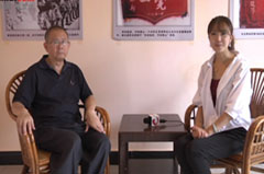 赵丽颖时尚条纹裙秀美腿