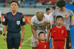 郑智抱朋友儿子出场 萌娃表情可爱频抢镜(图)