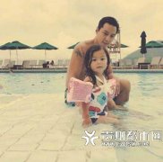 吴彦祖晒与爱女游泳近照 Raven模样可人(图)