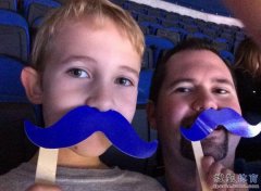 魔术队的球迷玩疯了 人手一支蓝胡子太可爱(图)