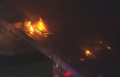 7惨败致骚乱 悲伤球迷焚烧国旗+汽车泄愤(图)